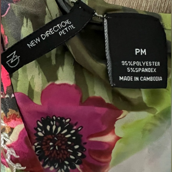 Silky Floral Top By New Directions Petite SZ PM - Picture 2 of 9